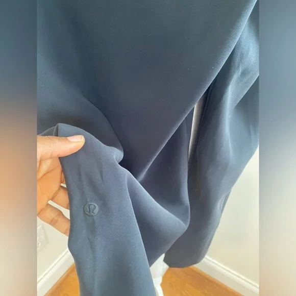 Lululemon On The Fly Pant Wide Leg Woven in Black Size 8 
Inseam 31.5" - Picture 9 of 10